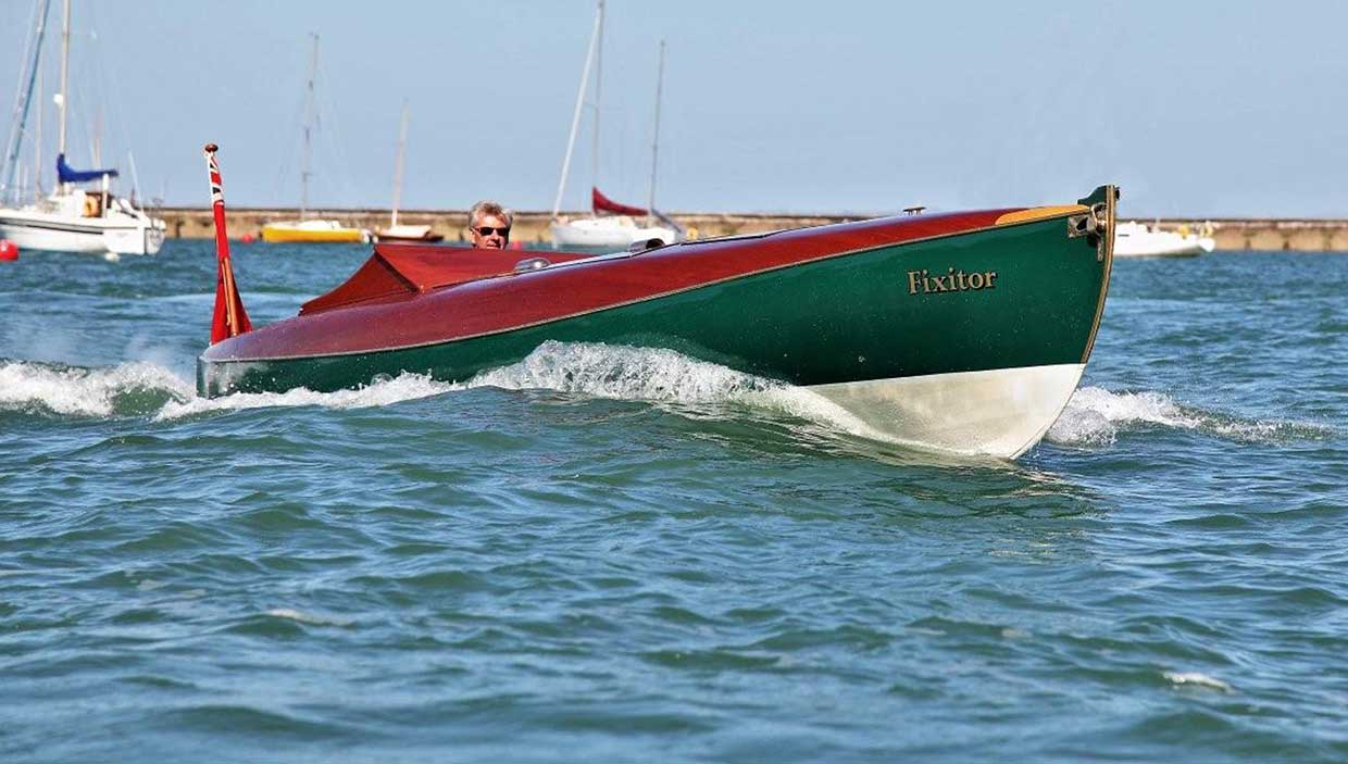 Vintage Racing Boat 'Fixitor' off of Cowes I.O.W